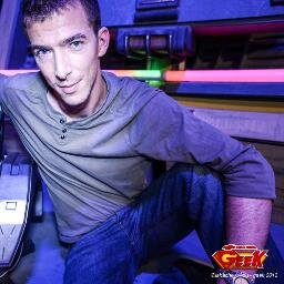 Chroniqueur dans l'émission + ou - geek, ex-rédac' chef de Casus Belli, auteur, journaliste, plume à louer... et jeune papa