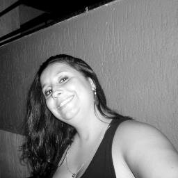 Sou complexa, sou mistura, sou mulher com cara de menina... E vice-versa. Me perco, me procuro e me acho. E quando necessário, enlouqueço e deixo rolar...