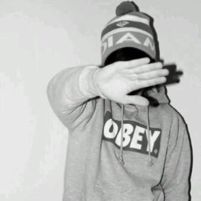 x___r2's profile picture. 