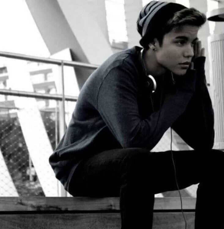 Viva gli idoli, i fandom, le critiche disagiate e chi vive fottendosene dei pareri altrui.
~beliebers.is.a.promise~