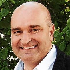 Ancien conseiller Municipal à Plougourvest - Ancien Président Départemental du MoDem29 - Ancien suppléant à G.Melchior députée dans la 5ème circo du Finistère.