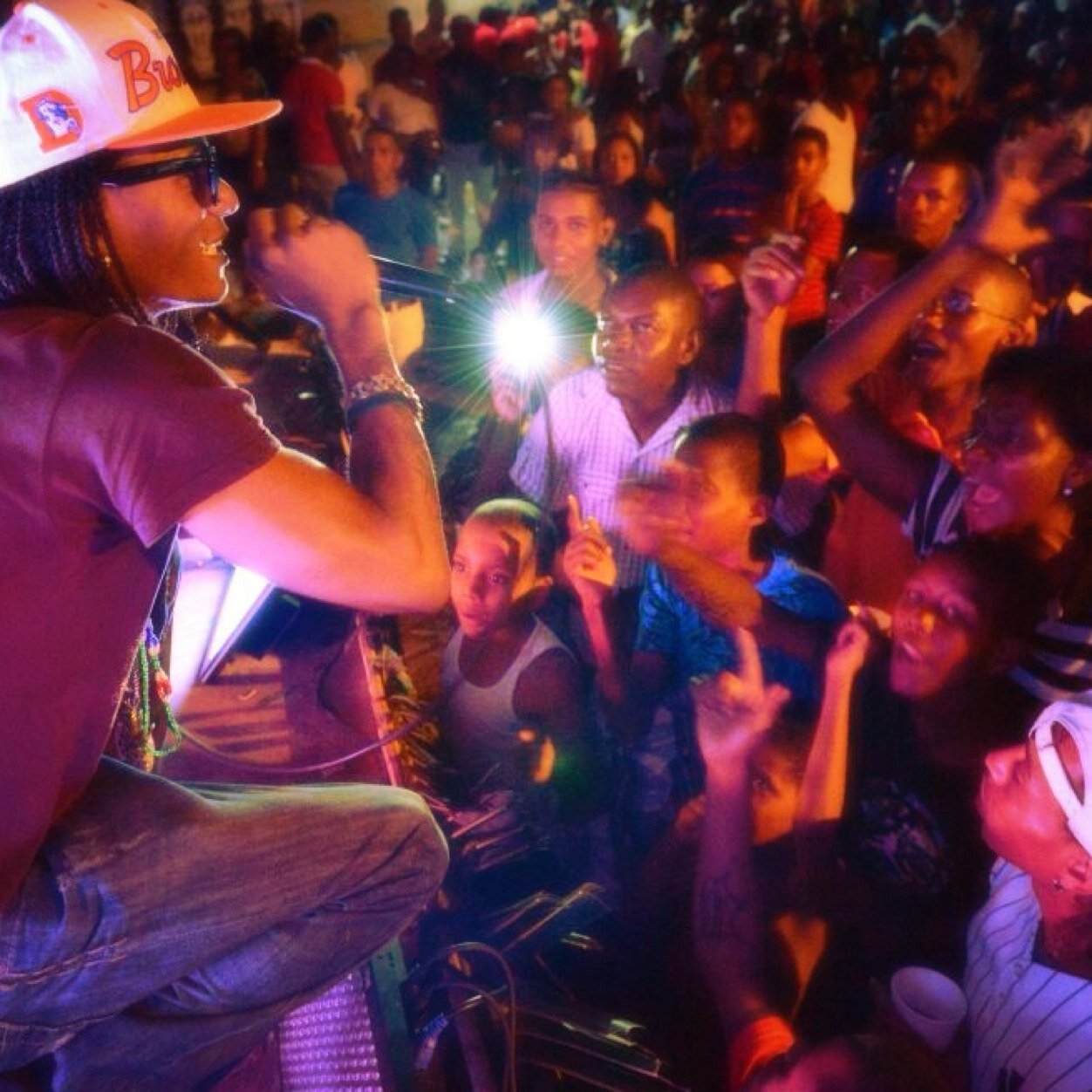 artista urbano,rapero,callejero,humilde,de barrio