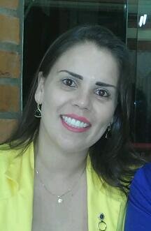 Gaúcha e colorada. Professora de Língua Portuguesa e Espanhol; Especialista em Linguística e Mestranda em Letras.