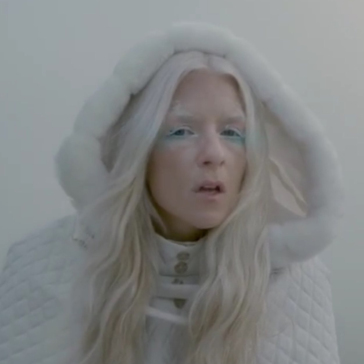 FOLLOW: @_iamamiwhoami_ // LABEL: @twimc_label