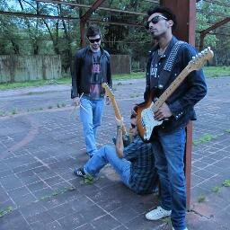 Seba (voz y guitarra ritmica) -
Gastón (guitarra) - Jose (bajo)
- Brian (bateria)