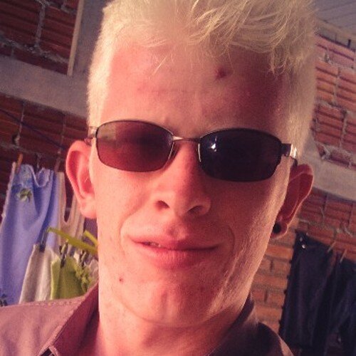 Albino, 20 anos, tecnico em  administração e contabilidade, analista de suporte na Descontão Farmacias, sempre corendo atraz do que eu acho que é certo!