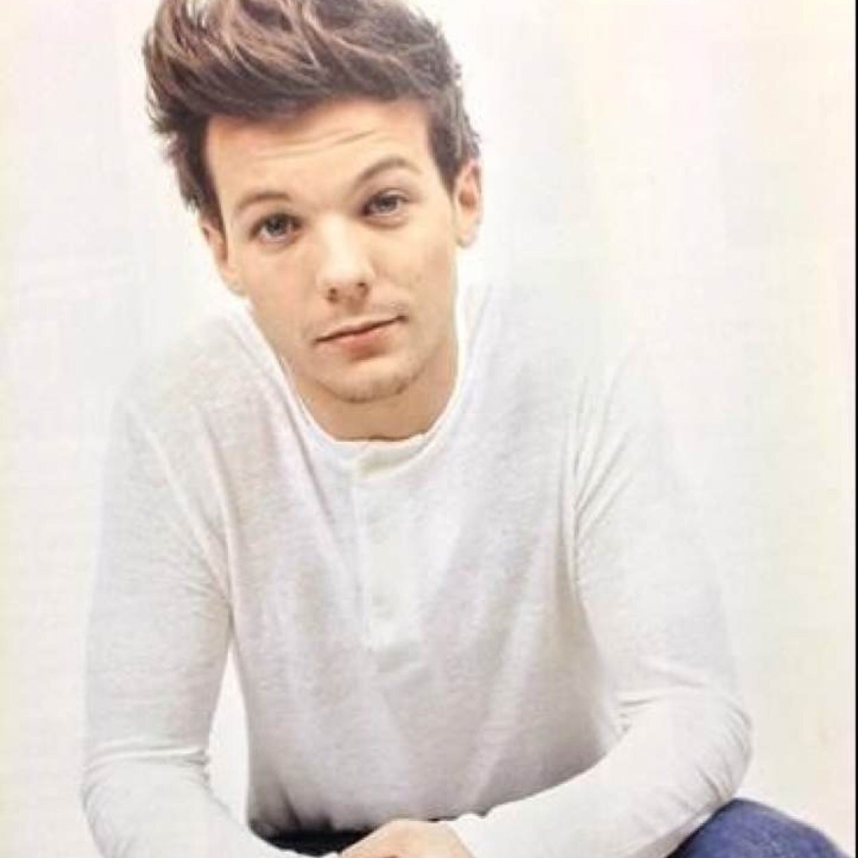 Im Louis Tomlinson Im the new Drama Teacher {Single/Multi RP/Bi} @kid_Allison5 is my little girl.Im a flirt at times im a good guy once u get to know me