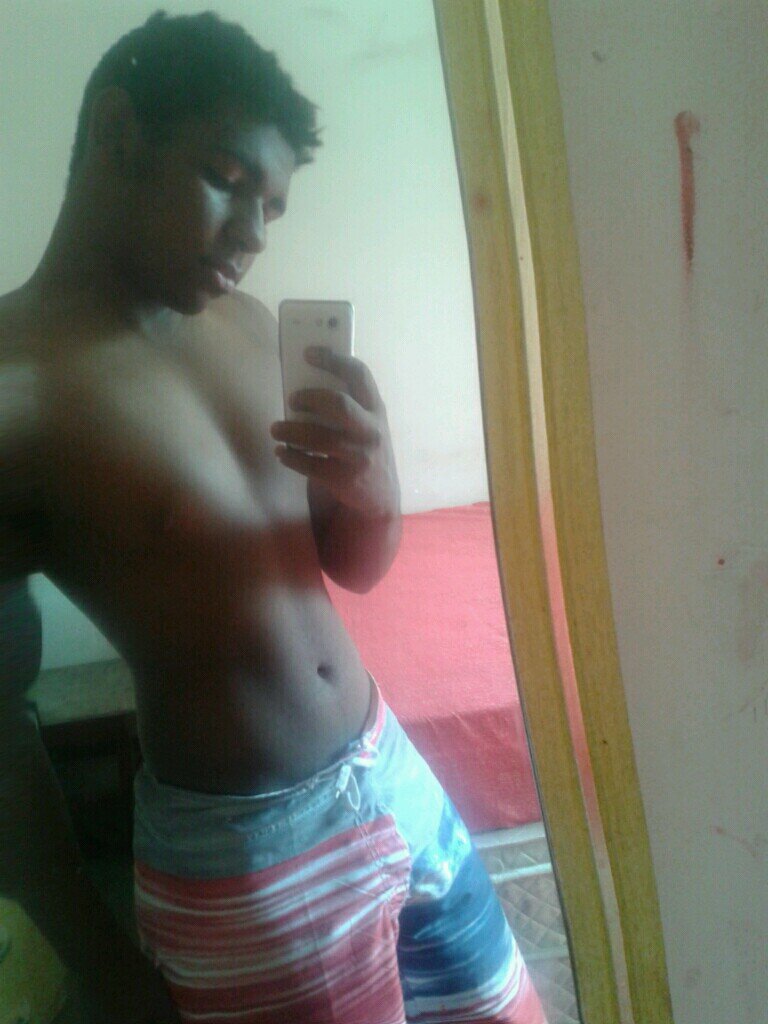 Nome- wegton leonardo  idade- 15 anos signo-touro,sou um menino chato ao mesmo tempo legal,gosto muito de falar com os meus amigos e td demais...