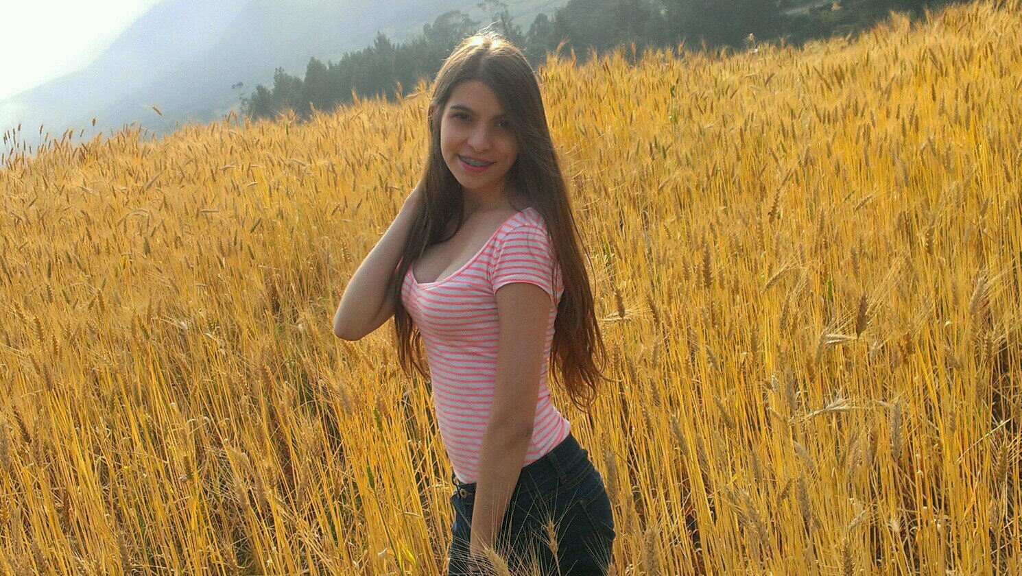 16/01/1995. mi vida es el arte. instagram: carleidyduran futura arquitecta con una gran obsesión por the hunger games