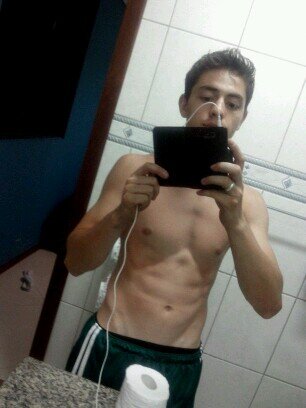 Cursando educação fisica, 20 anos, whats app 87680866