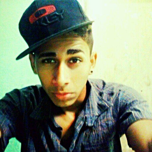 Que poderei eu falar sobre mim? É um pouco difícil; sou cantor e musico, Sou uma pessoa que gosta muito de ver o mundo feliz, Por isso deixo um pouco de mim.*