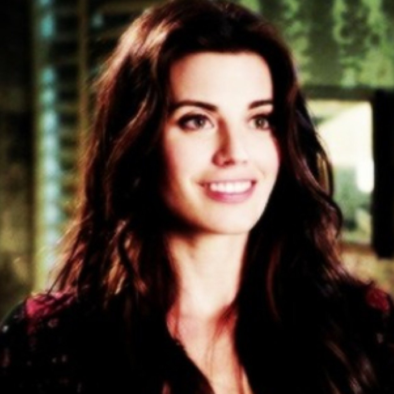 Waitress at Grannys Diner by day and wolf by night. ( #OUATRP #RedBeauty ) Falling for a beauty @ChippedBeauty