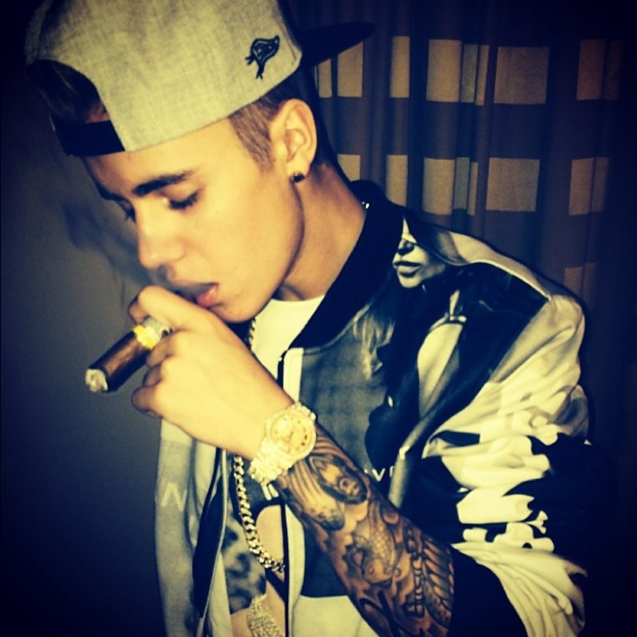 fvckjustinbiebs's profile picture. i love ass, no explination needed.