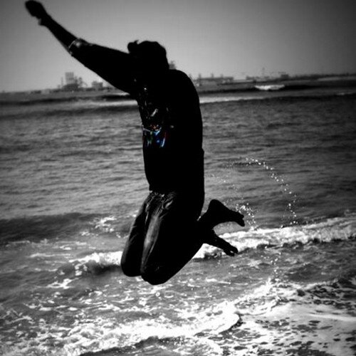 सच कहने की, सच सुनने की,
हिम्मत रखता हूं।
हंसता-हंसाता, कई राज़ भीतर छुपाता,
मिडल क्लास वाला,
एक असली आम आदमी।

RT's अपनी मर्जी से करता हूं।