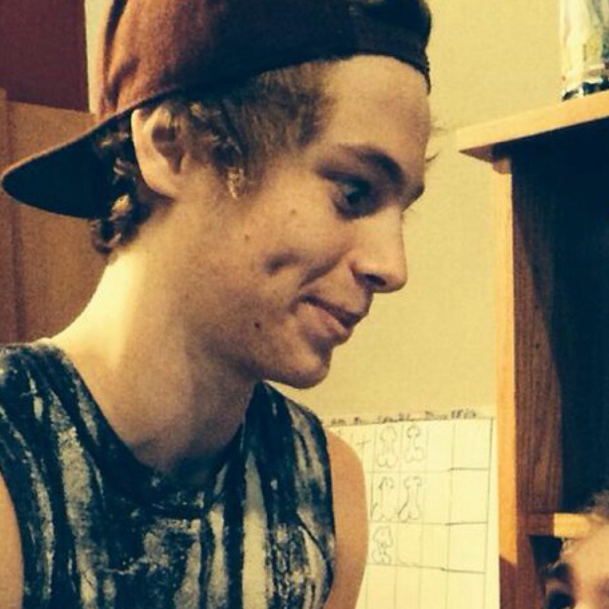 Follow @lukeftbiebsy :)