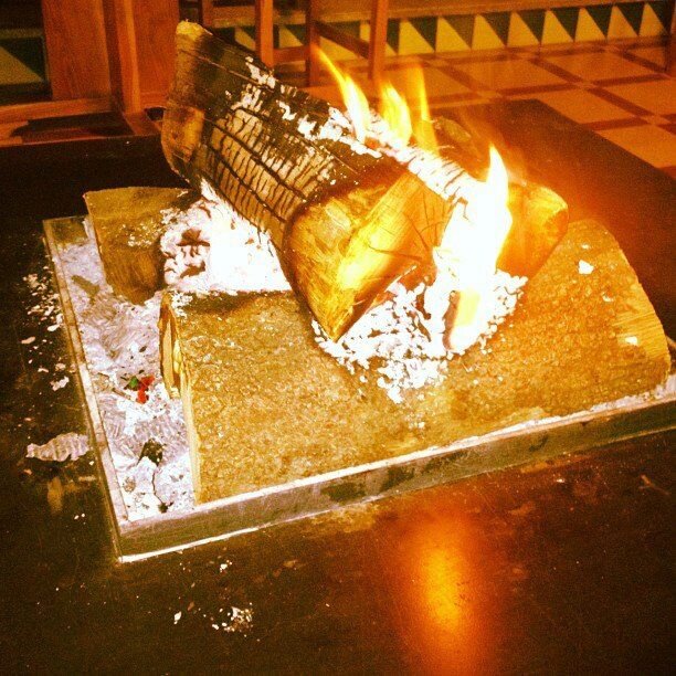 El restaurant esta situat a darrera el Passeig de Riells
Un menjador interior amb capacitat per unes 70 persones, menjador exterior que esta obert tan estiu com