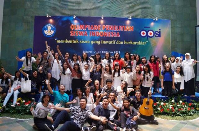 99Choir's profile picture. Kami puja keindahan Negara Kesatuan Republik Indonesia melalui nyanyian yang terlantun dari hati & suara yang indah. CP: @renanditya @desoyyey @jordanapit