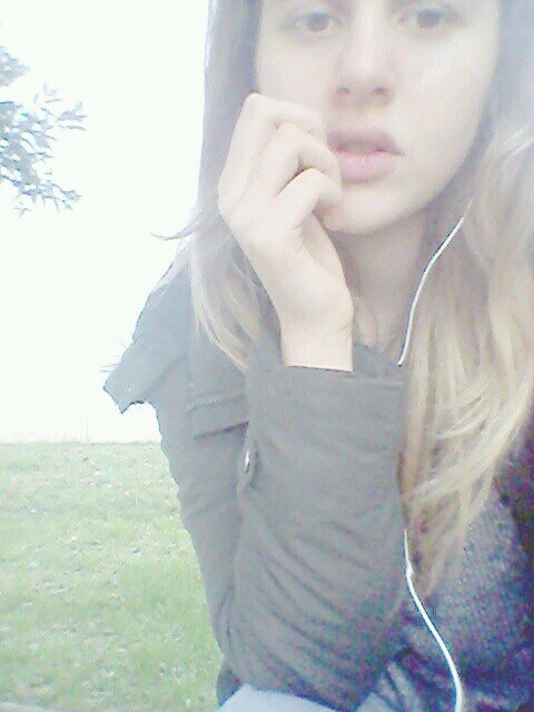 respiro_te's profile picture. Lo voglio. Lo voglio così disperatamente che non so se ce la farò ancora a lungo a starmene ferma al posto mio.