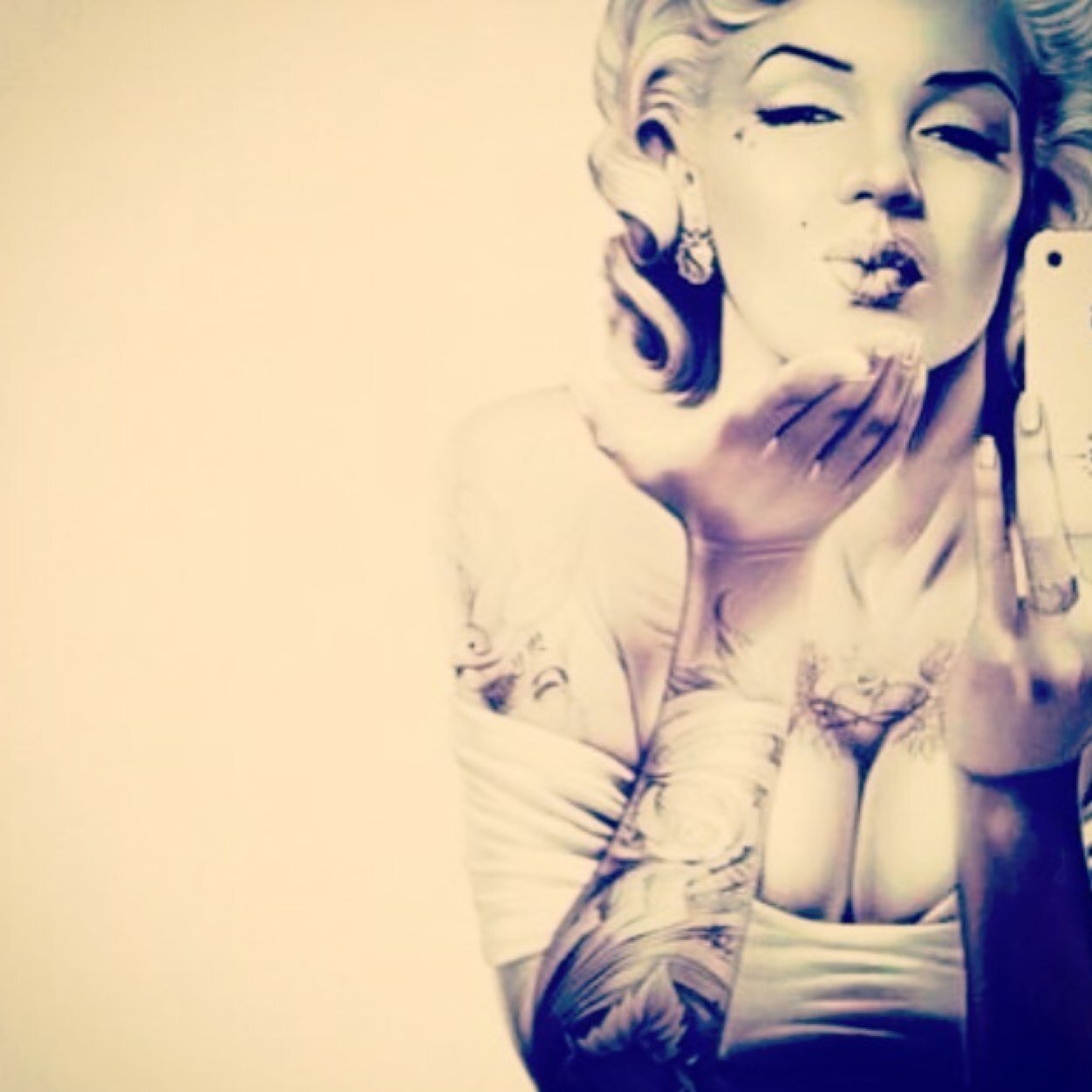 modernmarilyn21's profile picture. I am absolutely, unapologetically me.