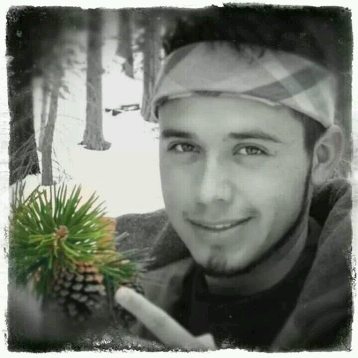 FidelProfuturo's profile picture. el q no ama ya está muerto....y el muerto apesta, es un ente insensible y sin potencia destinado a la desintegración...  PENSEMOS