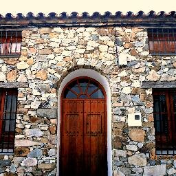 Casa rural El Peralejo, un lugar donde disfrutar de la naturaleza con la familia y amigos. Castillo de las Guardas, Sevilla. Facebook Casa Rural El Peralejo.