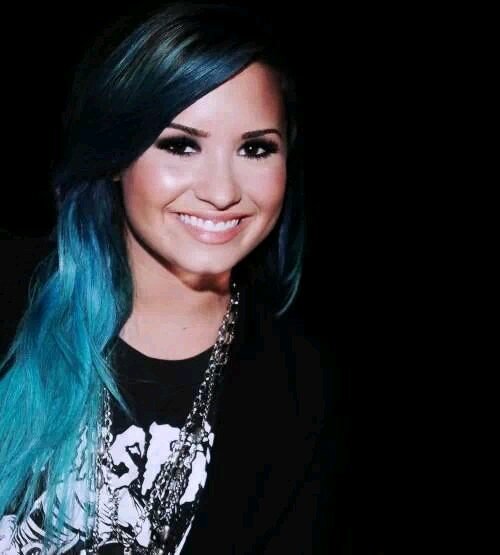Holaa^^ me llamo Adriana *-*. Amo a 1D, Demi Lovato, Ed Sheeran, 5SOS, ect.. y mi sueño es algún día recorrer el mundo con las mejores personas ;) x