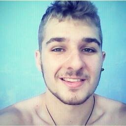 Buscando um novo rumo que faça sentido nesse mundo louco com o coração partido, eu tomo cuidado pra que os desequilibrados nao abalem minha fé...
