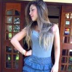 uma adolescente com seu ídolo , que ama se divertir entre amigas e ama tudo que faz , em fim essa sou eu !!