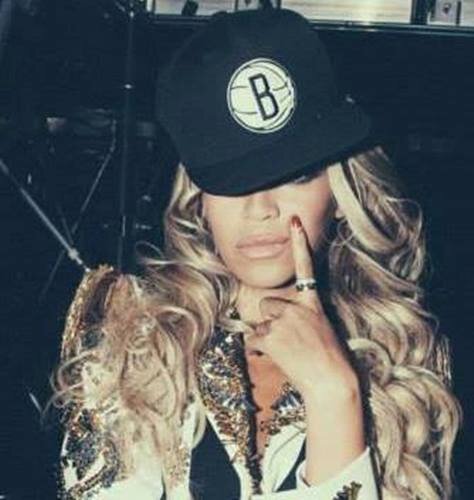 beyoncé  nasceu em Houston texas ,ela e casada com jay -z com quem tem uma filha chamada blue ivy carter