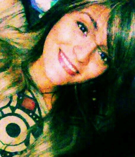 A única verdade é que vivo. Sinceramente, eu vivo. Quem sou? Bem, isso já é demais. (Clarice Lispector)