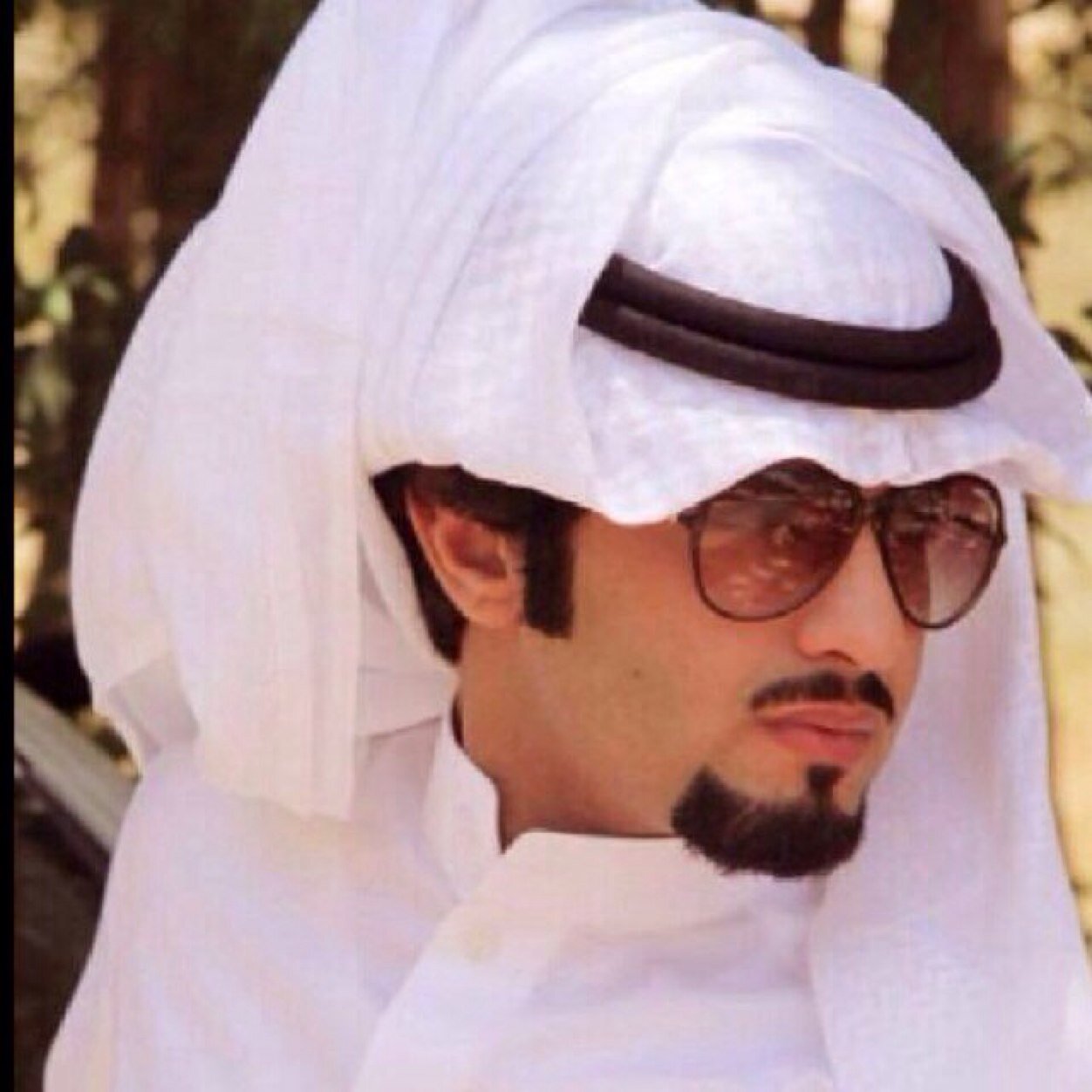 ‏تويتر .. ورقة صغيرة تتسع ل ١٤٠ حرف فيها من يكتب بأحتراف .. ومن يكتب بإنحراف !! يشرفني متابعتكم ..
