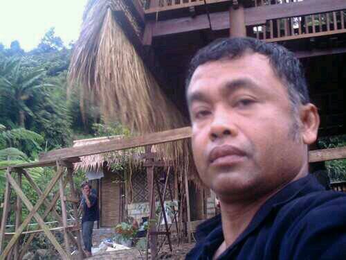 i was born in solo.central java. now worked as accupunturist in taman sringanis bogor.