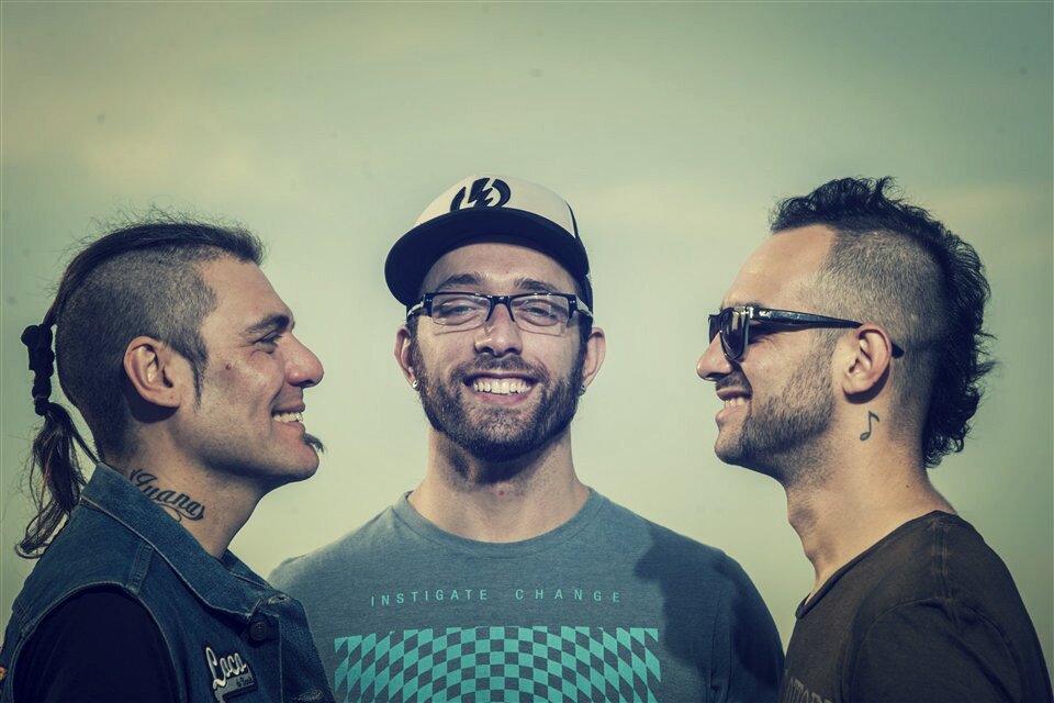 Ésto es para pasar el tiempo y escribir frases de mi banda favorita. ¡Pura vida hermanos!