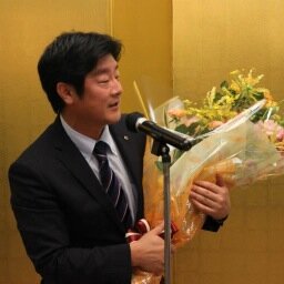 グラフィックデザイナー。ながとチャイルドサポート協議会（ながとルンルン食堂）代表。浄土真宗本願寺派布教使。同淨土寺住職。