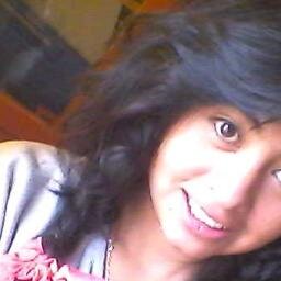 No te pido que te lleves mi tristeza, sólo necesito que la abraces y que en tus manos me dejes llorar.