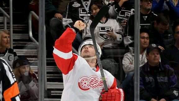 Saucin' like it's my business 
Makin' tendies look like swiss #LGRW #Motown