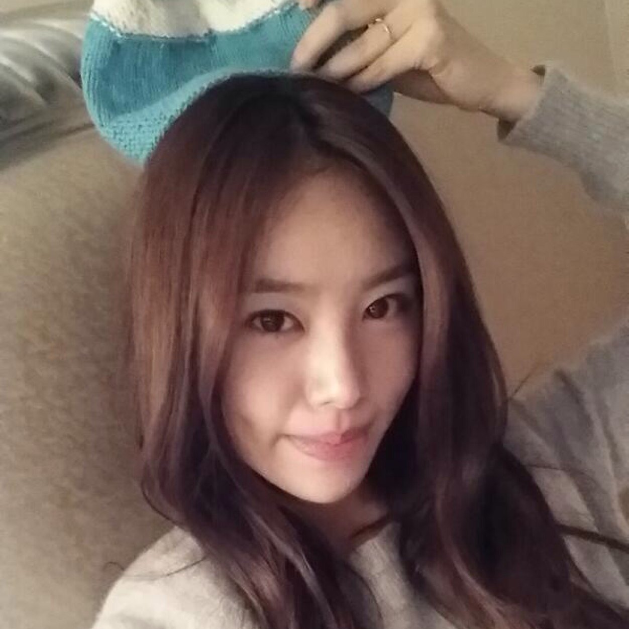อันยองฮาเซโย~ ชื่อ จีอึน ค้าาา ยินดีที่ได้รู้จักทุกคนนะค่ะ จีอึนเป็นคน บ้าๆบ๋องๆไปวันๆ |พี่ชาย @JungDae93_bth| จีอึนไม่หยิ่งค่ะ ฟอลมาคุยกันได้นะค่ะ