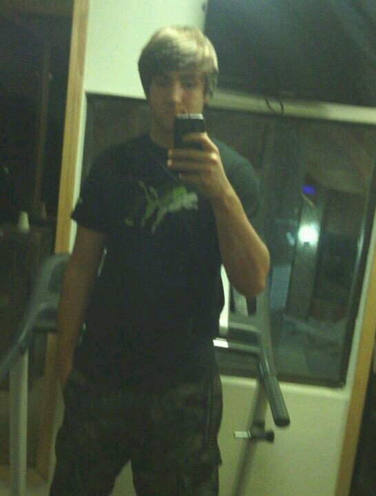 chris_holley14's profile picture. Never.Back.Down