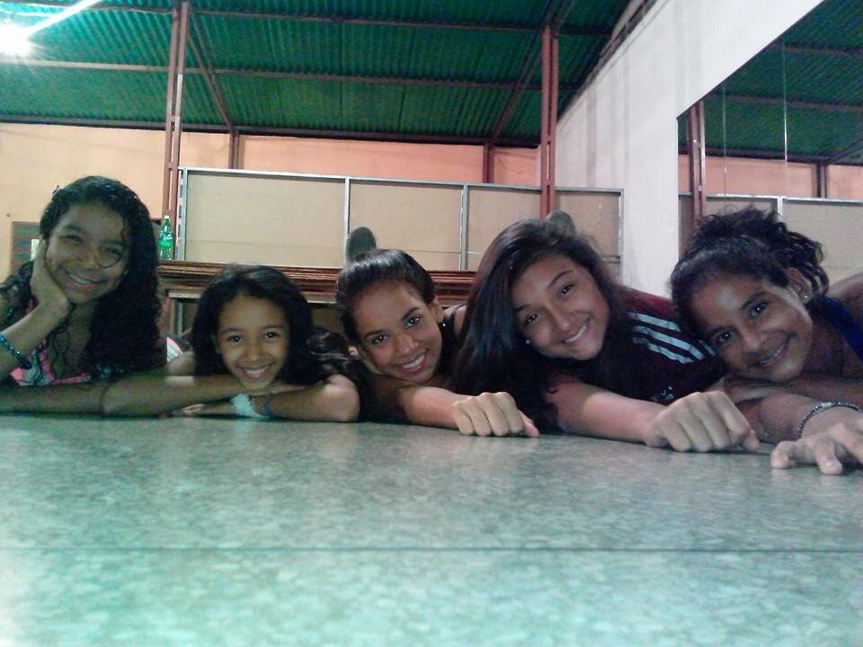 super divertida,nadadora,bailarina y genial :* 3