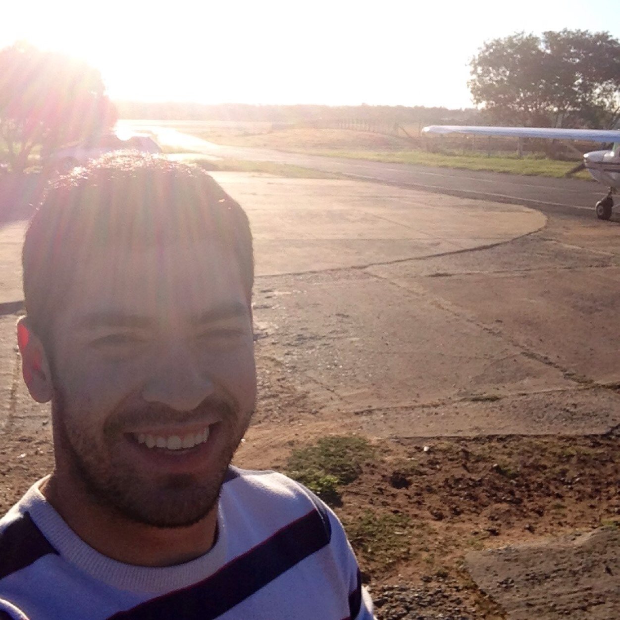 Paraguayo. Economista. Adm de Empresas.