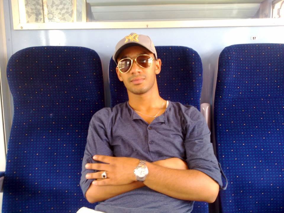 mein Name ist Samir, ich bin 21 Jahre Student, Muslim, Ich liebe Fußball und Action-Film