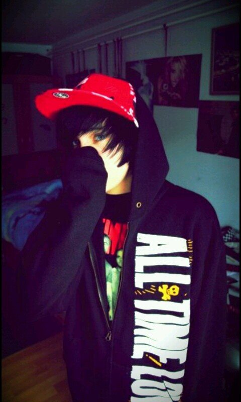 I am 15 I am just a normal boy from Canada :) and Justin bieber is my idol!