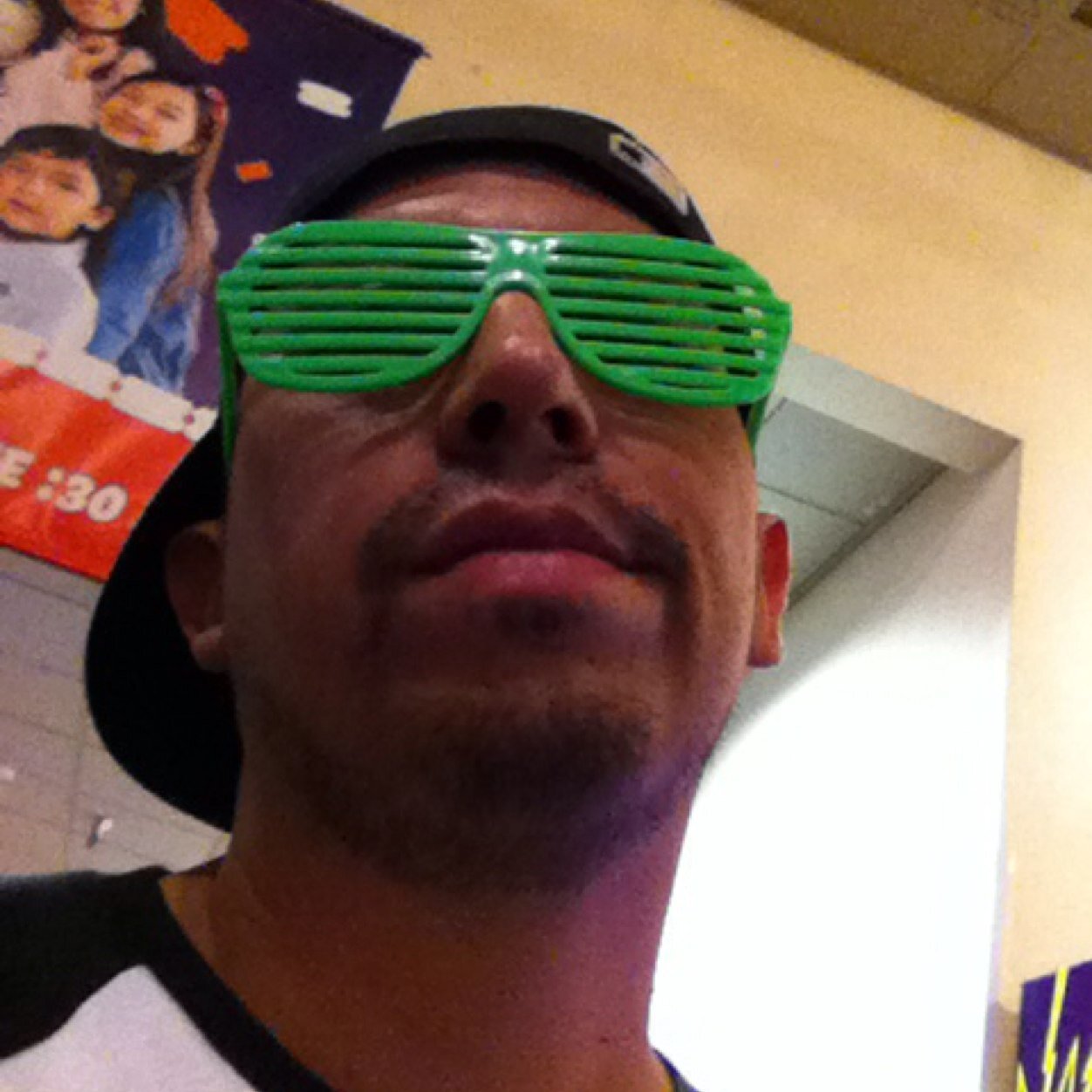 Daddy of 2(my ❤s, my everything) | CNA/Caregiver | Graffiti Artist | Graphic Designer | Hip-Hop | NikeSB | Giver of NO Fucks | Team NOC Shift