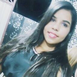 15 anos;.. amo tocar violão. .. a opnião dos outros nao importa pr mim.. o importante é eu ser feliz.. o resto é resto!!