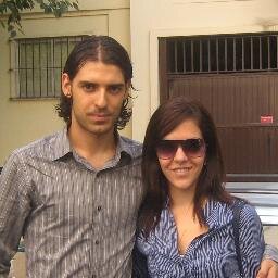 Sevillano, sevillista, amante del deporte, la semana santa, la feria, los carnavales y el mundo del videojuego, y enamorado de mi niña grande y mi niño chico.