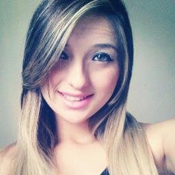 Elα é perfeitα, mαs tem inúmeros defeitos. Elα fαlα αlto, gritα, dá gαrgαlhαdαs, mas se fαz de tímidα. Elα é sαntα, mαs sabe provocαr ★