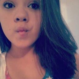 Sou idiota mesmo, choro de raiva, acho graça de coisas idiotas, fico triste do nada, gosto de coisas bobas,sofro por besteira, ,enfim, sou idiota.