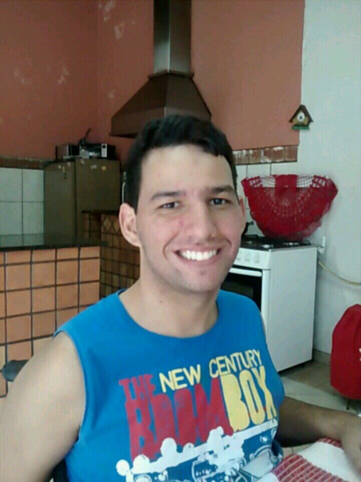 um menino muito educado e bonito.  E que gosta de fazer novas amizades em outras redes sociais.  Tenho tudo