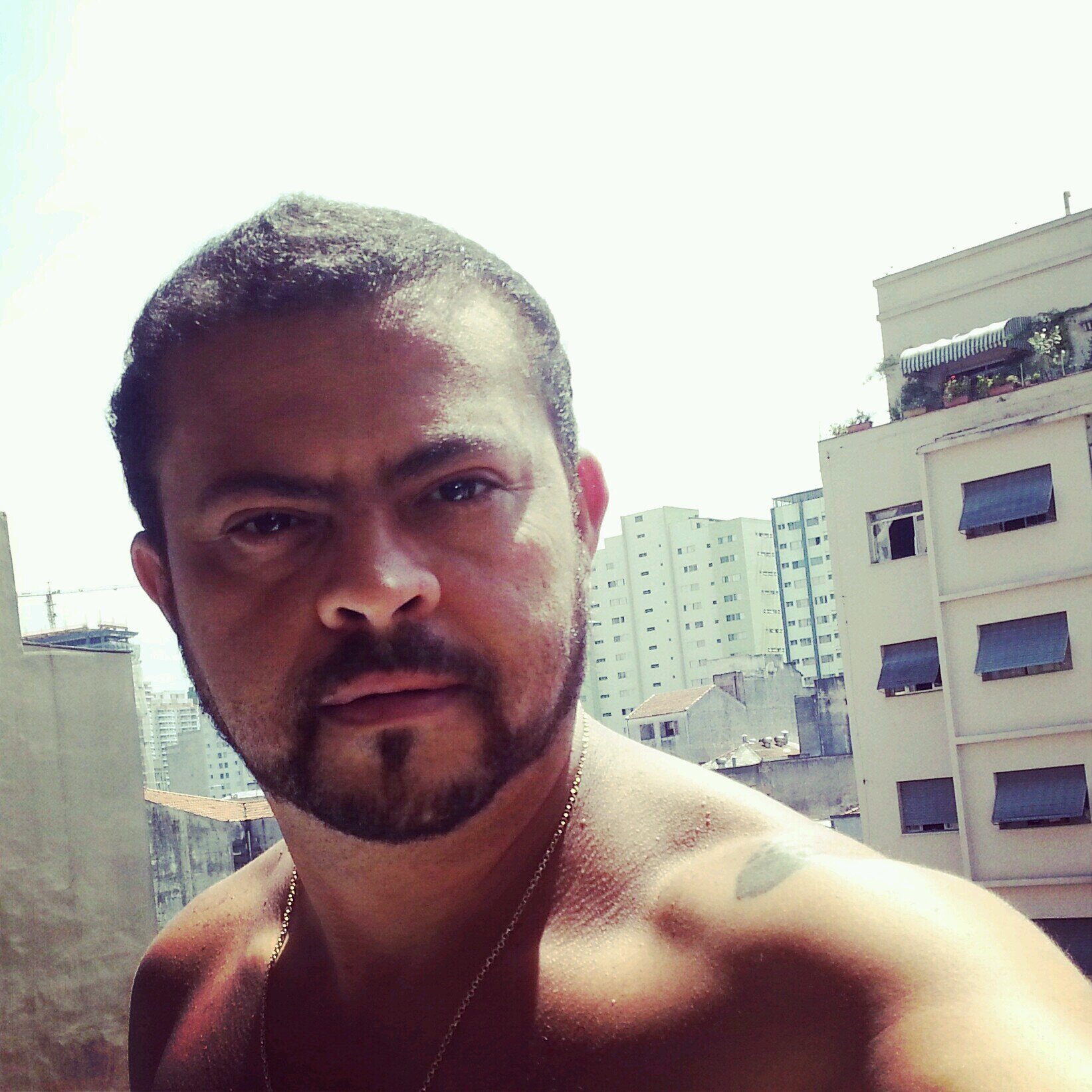 sou o Neto... nasci na paraiba-PB , moro em são paulo á 20 anos, tenho 39 anos, moro no centro- SP, trabalho com Vinhos, faço Facu de Eventos, Signo cancer..