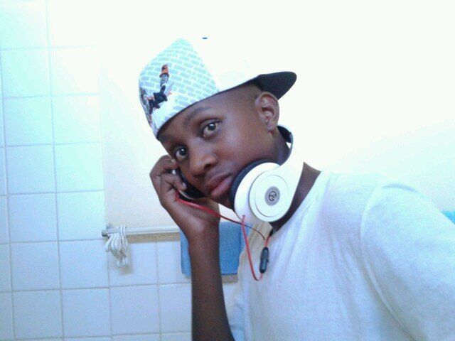 Some wacky kid who loves jokes and chiz, follow me and I'll follow back